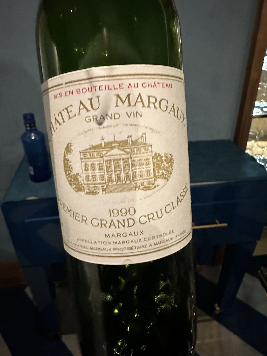 🏰 Chateau Margaux
🍷 1990
🗺 #bourdeaux #burdeos 
🍇 #cabernetfranc #cabernetsauvignon #merlot #petitverdot 

🎯 El terroir es una herencia genética de grandes vinos. Sin él nada es posible, sin embargo su carácter sólo se revela verdaderamente como resultado del trabajo.