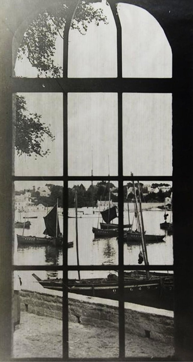 Derrière la fenêtre de l'abri du marin de ste Marine (29). Collection Thezac