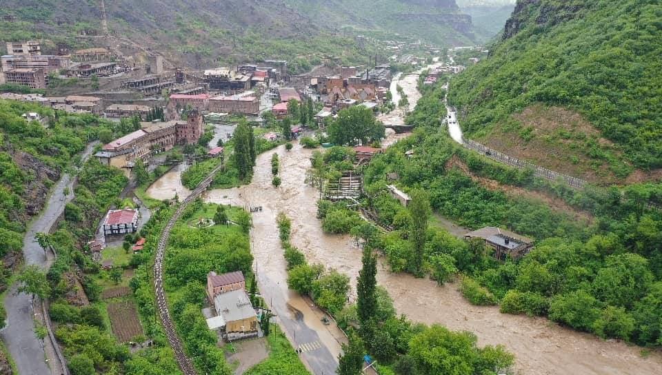 araratpetrosian's tweet photo. A natural disaster struck northern #Armenia. The flooding of the #Debed River severely affected the cities of #Alaverdi and #Tashir, as well as other settlements, interstate roads, and railway lines. https://t.co/ft3qwmiTNh