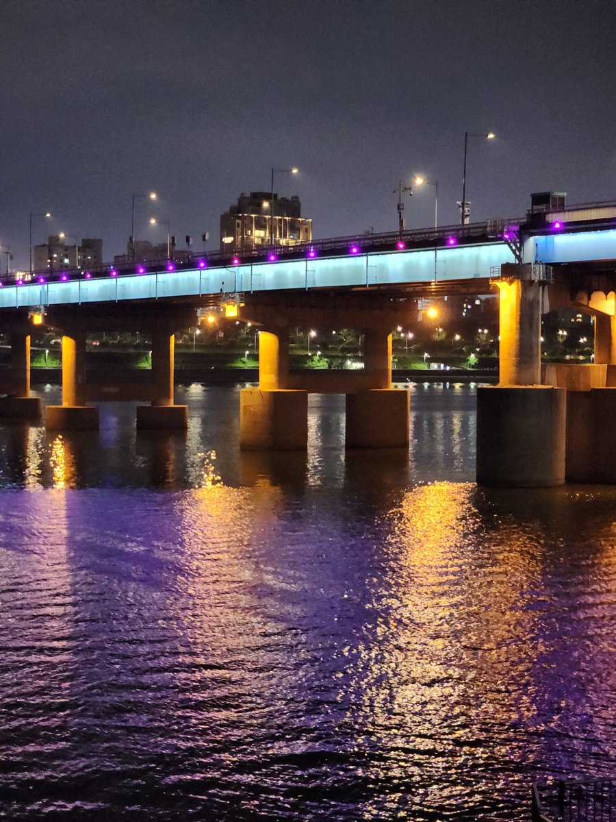 어제 러비티들이랑 한강데이트함 !!
민희야 한강가라며.. 한강라면사달라며... 외 않 와..?
근데 진짜진짜 좋았음 🤍