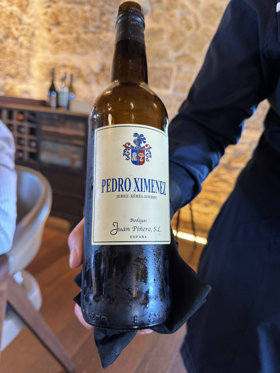 gardenia_nala's tweet photo. Aponiente🩵
Fantástica selección de vinos por parte de un gran equipo de sommeliers🫶🏻🫶🏻
#aponiente #angelleon #elpuertodesantamaria https://t.co/qrjng7KdXM