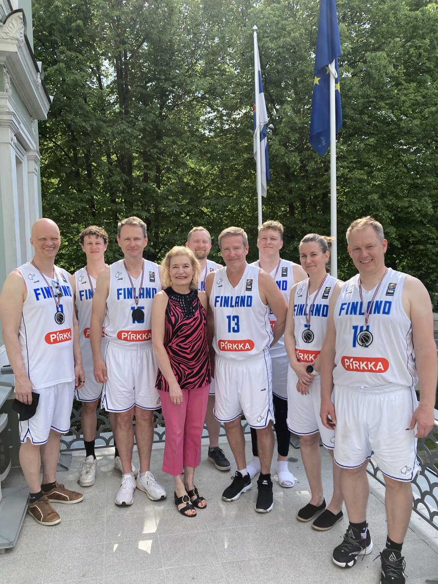 Our extraordinary week concluded with a joyous visit of the silver medalists in basketball! The victorious team from the MFA in Helsinki took part in the annual tournament between 🇫🇮 and our Baltic neighbours, hosted by 🇱🇻 this year. ⁦@villecantell⁩ ⁦@KivikoskiMikko⁩