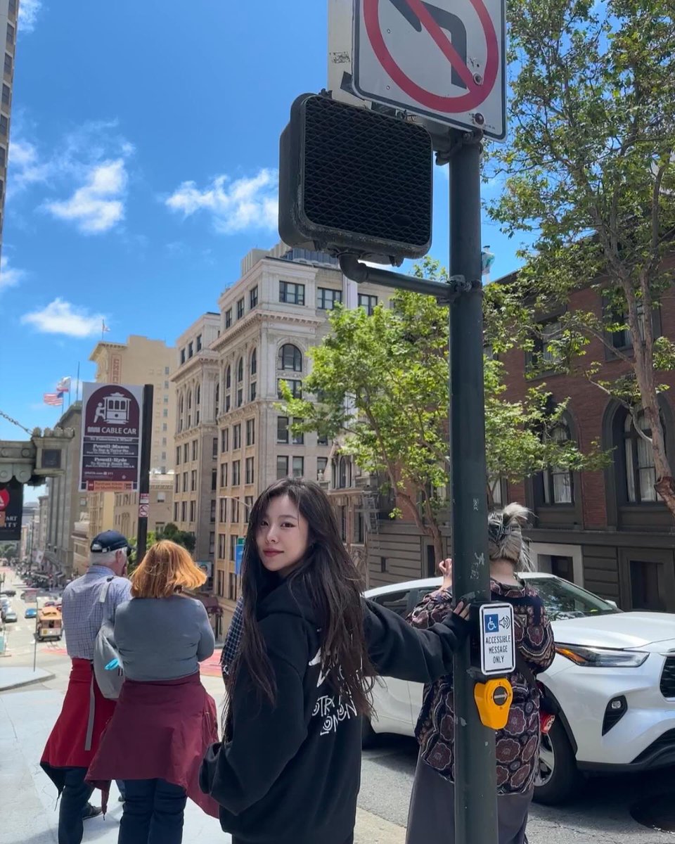 Cham_skywalker's tweet photo. I'm living on the corner of this street. I'm wondering if I should consider creating a landmark for this pole.
🐶
#마마무 #휘인 #MAMAMOO #WHEEIN #丁輝人 #輝人 #WheeIn_1ST_WORLD_TOUR #WheeIN_SF #WheeIN_SanFrancisco https://t.co/1krvMT1I1u