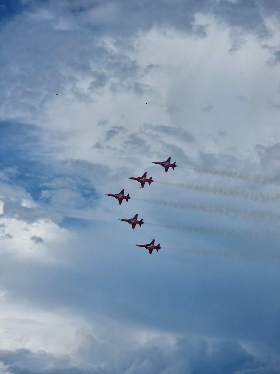 silvano_moeckli's tweet image. #Patrouillesuisse gestern in #Arbon. Ich: «Unsere Steuergelder können fliegen.» Neben uns klinkt sich spontan eine jüngere Frau ein: «Dafür zahle ich gerne #Steuern!» Vermutlich vertritt sie damit die Mehrheitsmeinung.