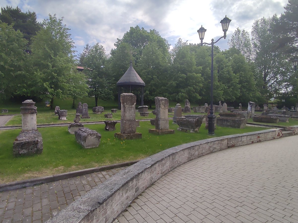 Приехали посмотреть на свежие раскопки, но всё пути ведут...