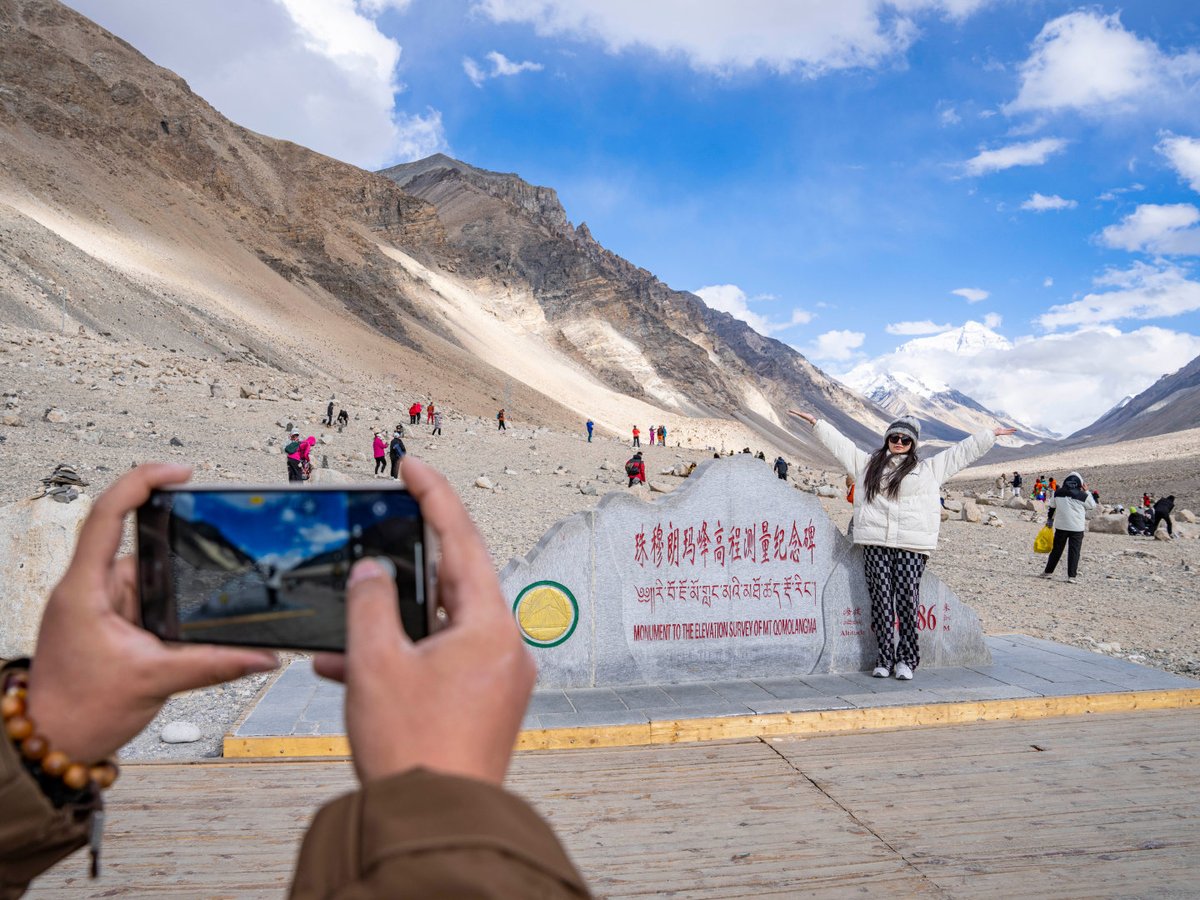 ChinaDaily's tweet image. #ChinaCanvas The Mount #Qomolangma National Park has entered peak tourism season. From Jan 1 to May 20 this year, the Mount Qomolangma scenic spot has received about 136,000 tourists. #travel