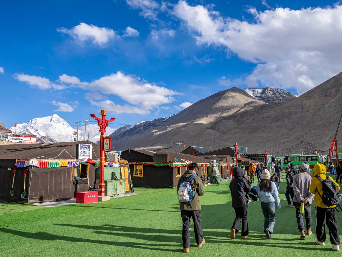 ChinaDaily's tweet image. #ChinaCanvas The Mount #Qomolangma National Park has entered peak tourism season. From Jan 1 to May 20 this year, the Mount Qomolangma scenic spot has received about 136,000 tourists. #travel