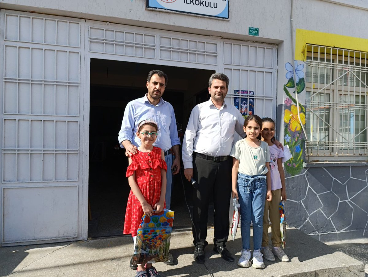 “Kitap okumayan meydan okuyamaz” şiarıyla; Biri Türkiye geneli diğeri okul içinde olmak üzere yapılan 4 kitap okuma yarışmasında dereceye giren öğrencilerimize ödüllerini takdim ettik. Okuyan, anlayan, kendini ifade edebilen ve üreten bir nesil temenni ediyoruz 📕