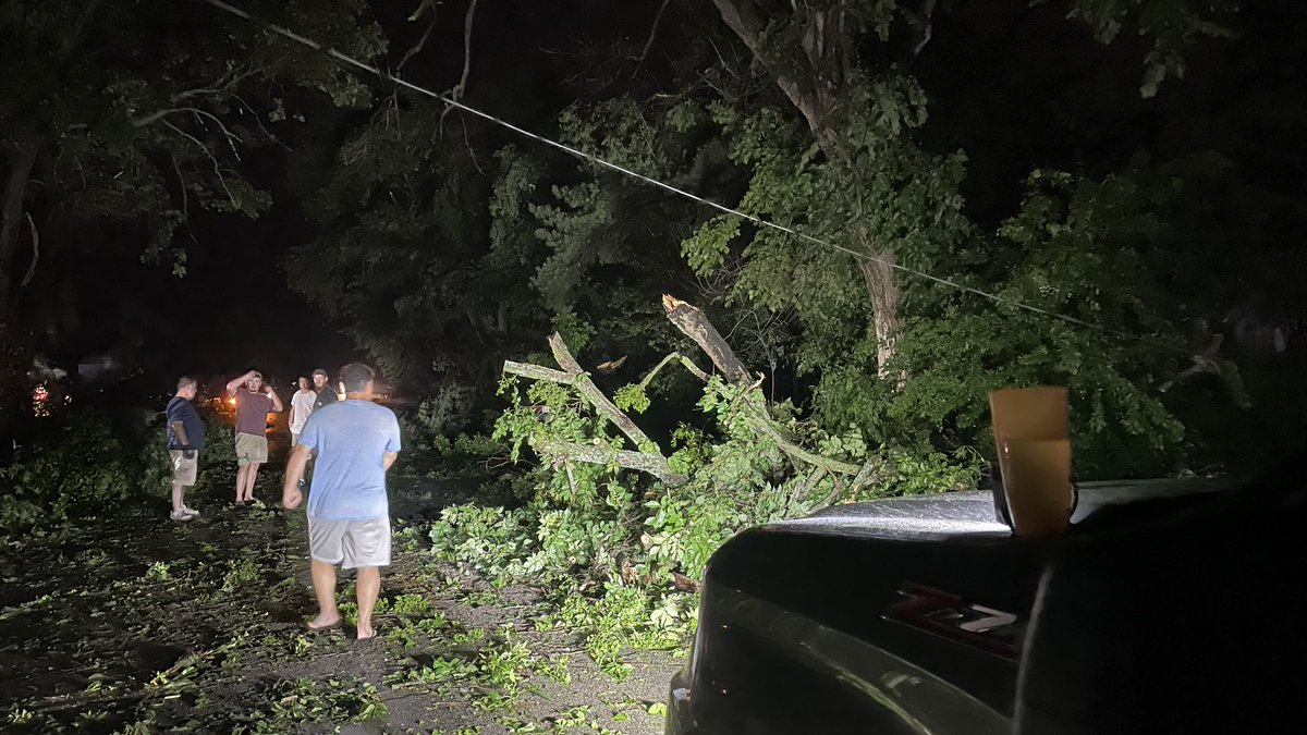 hardcastlewx's tweet image. Cleanup ongoing in Claremore, OK. A ton of tree damage.

#okwx

@WxZachary @NWStulsa
