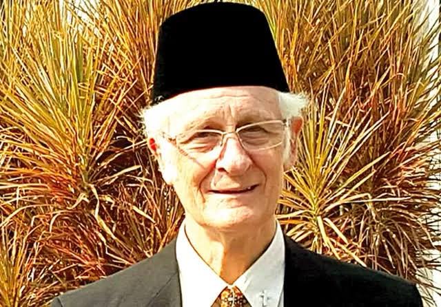 Pada usia 88 ini, Romo Magnis jadi suara yang jernih, ketika politik bersorak-sorai melecehkan nilai-nilai ethis.  Semoga selalu sehat, Romo!