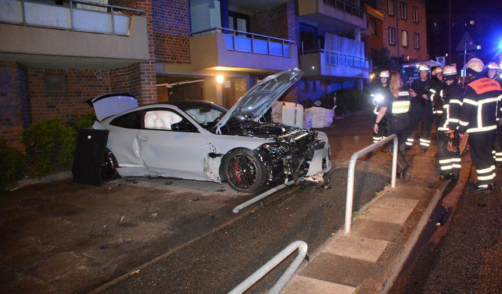 Chaos in der Nacht: Mann schrottet PS-Boliden – Suff-Fahrer lässt Verletzten zurück bit.ly/4dUJuvg