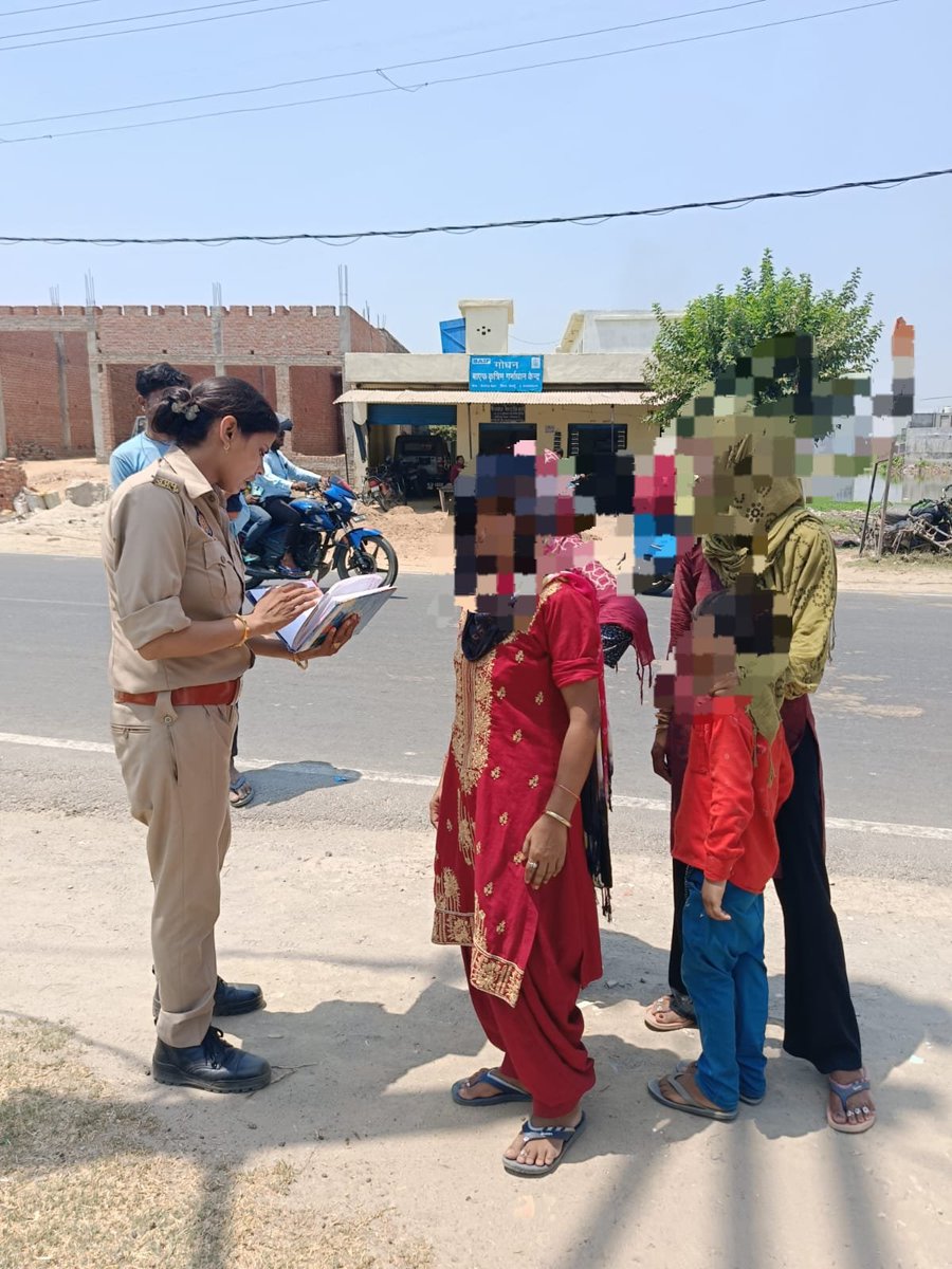 (नारी सुरक्षा,सम्मान,स्वावलंबन) #थाना_फै0बेहटा @budaunpolice द्वारा #MissionShakti के अन्तर्गत बालिकाओं/महिलाओं को @UPGovt व @Uppolice की सेवाओं जैसे- @wpl1090 181,112, @CMHelpline1076 आदि के बारे मे जागरूक कर पम्पलेट वितरित किये गए। #UPPolice #ShePoweredUPP #WomenEmpowerment