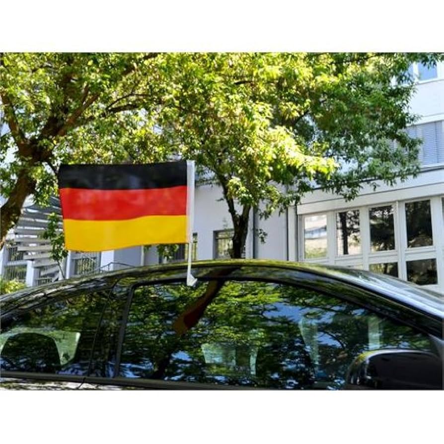 CLeiserfluss's tweet photo. Ernstgemeinte Frage: Darf man dieses Jahr zur #Fußball-#EM noch die Deutschland-Fahne am Auto montieren, oder wird man dann von der Polizei abgeholt oder vom #Verfassungsschutz beobachtet und als gesichert #rechtsextrem eingestuft? 🤔 https://t.co/dy659ZBLOV