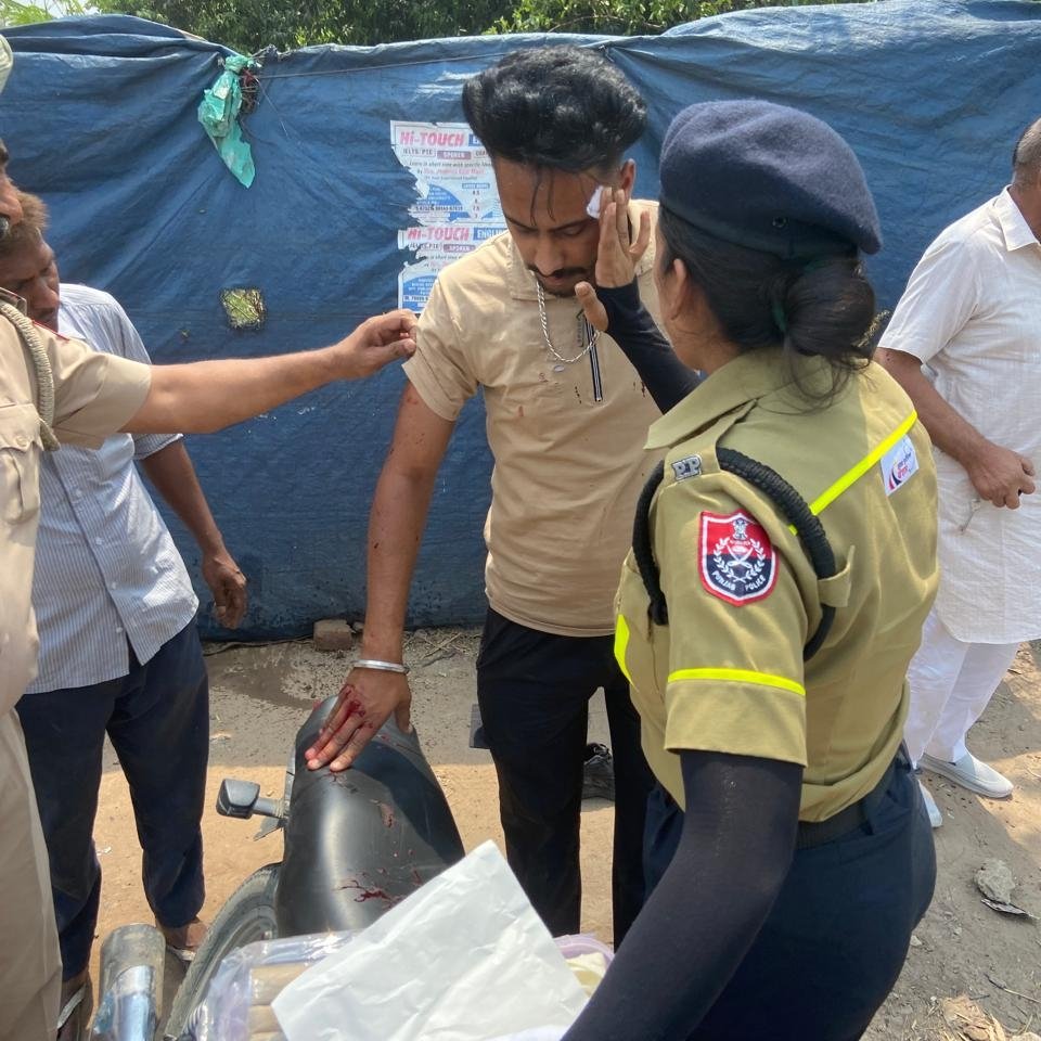 A car collided with a bike on the main road, injuring the biker and his companion. The SSF team promptly arrived, provided first aid to the injured, and cleared the road to ensure safety and smooth traffic flow.
#RoadSafety #QuickResponse