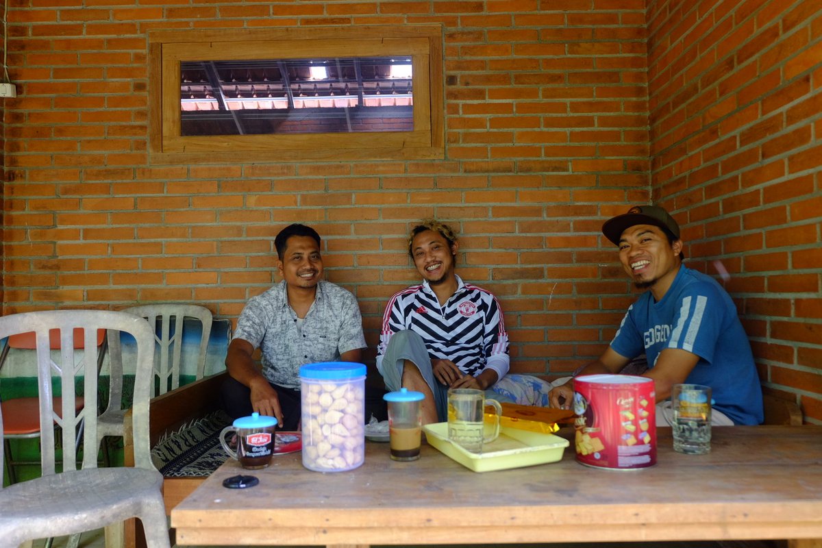 Di pagi yang 'GLORY' ini kedatangan tamu para Gus dari Bulurejo, Gus Eli & Gus Cahya. What a goal!!! Salam Kopi Marsudi! ☕ #griyamarsudiutomo #butengop #kopimarsudi #mempengbanget #morningglory #sundaymorningcall #muhamnadiyah #nahdlatululama #garislucu #dusunkarang