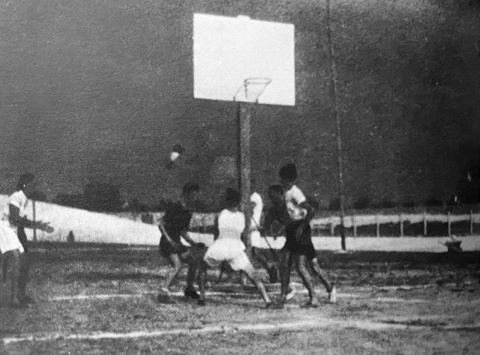 26 maggio 1920 Nell'isola di Sant'Elena, a Venezia, si disputa il primo Campionato italiano di 'palla al cesto': l'evento viene da tutti considerato il primo vero campionato di pallacanestro italiano in cui militarono alcuni ginnasti della @REYER1872