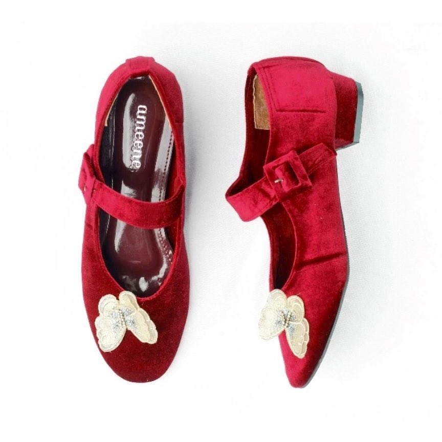suka banget sama sepatu red maroon ini, modelnya tuh simple tapi kelihatan CANTIK BANGET🥹💖