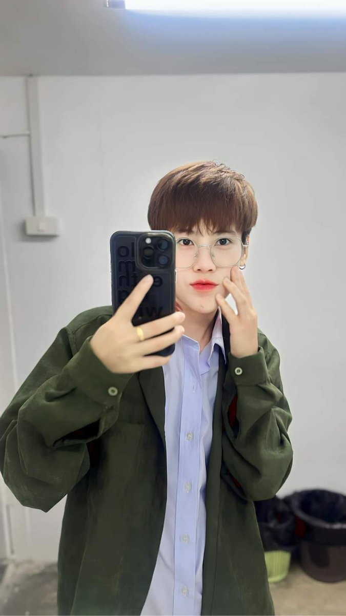 knankk's tweet photo. ศุกร์ที่ติดเสาร์ 
ก็สู้ผมที่ติดเหงาไม่ได้หรอกครับ https://t.co/sVurGDiUTN