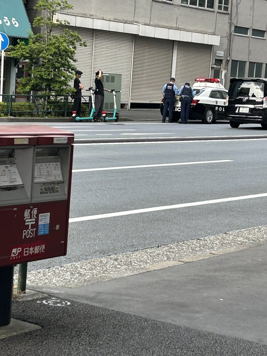 信号無視か歩道走行だかの電動キックボードを検挙したパトカー。
それも大事だけど違法電動自転車をもっと検挙して下さい。
因みにこの若者2人は切符作成の間、2人で笑いながら談笑してました。そりゃ反省すらしない連中がこんなの喜んで乗ってるんだから違反者居なくならないわな。