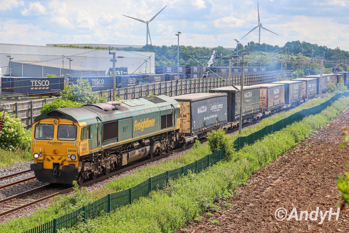 #ShedSunday @RailFreight 66540 'Ruby' clags away from #DIRFT yesterday morning with 4S49 intermodal working to Grangemouth Freightliner Terminal. #ShedWatch #Freightliner #Class66 25/5/24