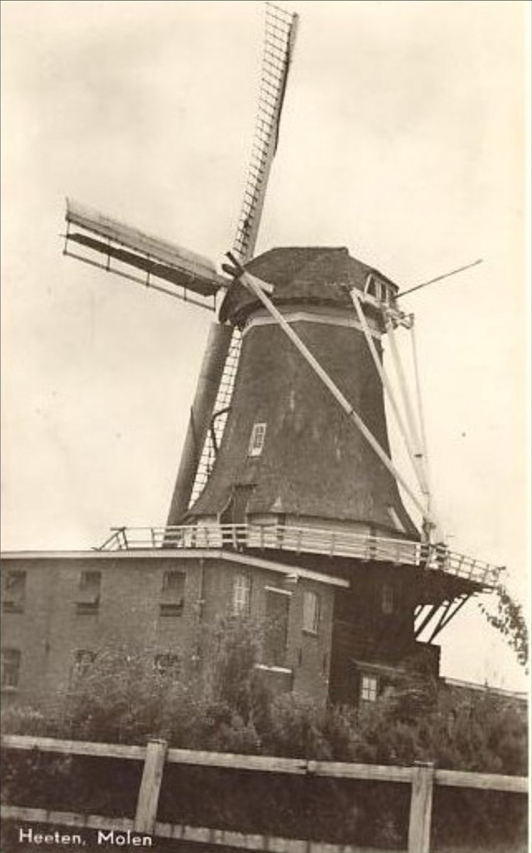 Al snel, vanaf 1934, werd er geen gebruik meer gemaakt van wind als energiebron. Een elektromotor nam het werk over. Toch liet Fakkert, molenaar in hart en nieren, de molen niet aan zijn lot over. In de zomer van 1941 werd de molen opnieuw geschilderd en de romp opgeknapt
2/3.