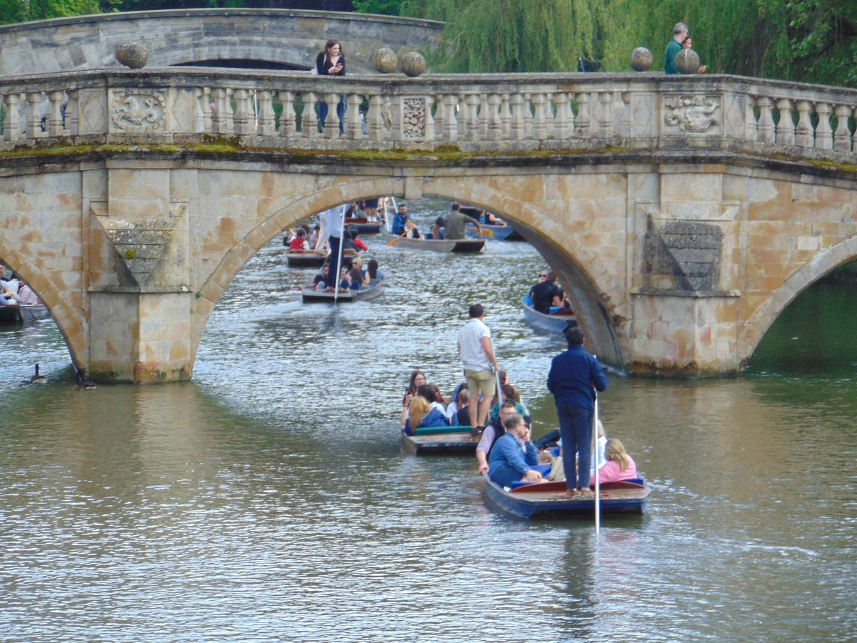 Messing about on the river. The town was heaving with tourists, many phone zombies, be it in front of the Botticelli or on a chauffeur-driven punt! Curry later. #theferrisfiles #metaphorsaplenty #punting #ferrisphotos #river