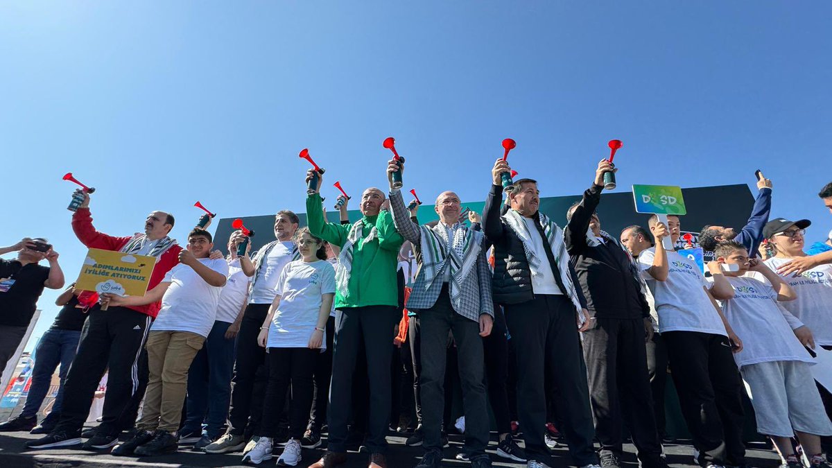 Start verildi, 31 ülkeden gelen sporcuların katılımıyla Uluslararası Konya Yarı Marataonu başladı. 🏃 Bu yarışın kazananı kardeşlik olacak ve tüm gelir Gazze’ye ulaşacak. Katılan tüm sporculara başarılar diliyorum.