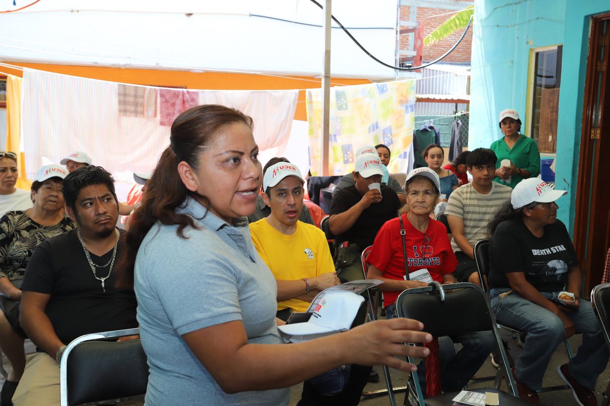HeJuanrosash's tweet photo. Agradezco la invitación a mis amigas y amigos del Fraccionamiento Los Ríos para dialogar sobre los retos que tenemos en Oaxaca de Juárez. Juntas y juntos podemos lograr el Oaxaca de Juárez que nos merecemos.

#Te🩷Oaxaca #listosporelcambio #juanrosas #partidomujer #oaxaca https://t.co/u8z2sNyejS