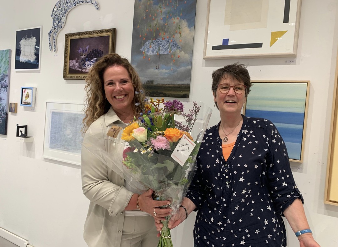 Hanneke Rijks  <a href="/Denieuwegaleri1/">DeNieuweGalerie van AmstellandKunst</a> op #stadshartamstelveen feliciteert Isabelle Twaalfhoven als 10.000ste bezoeker.