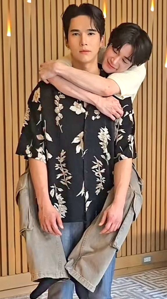 chehet_willis's tweet photo. Can we talk about how insane and huge Max's body actually is. I mean, look at the size difference manifested by having Max carrying Nat in a variety of ways and don't forget his rough man hands. I Would never get tired of their size difference sis🤌🏽💕
#mmaxmax #natasitt #MaxNat https://t.co/s5eMuv0vxA