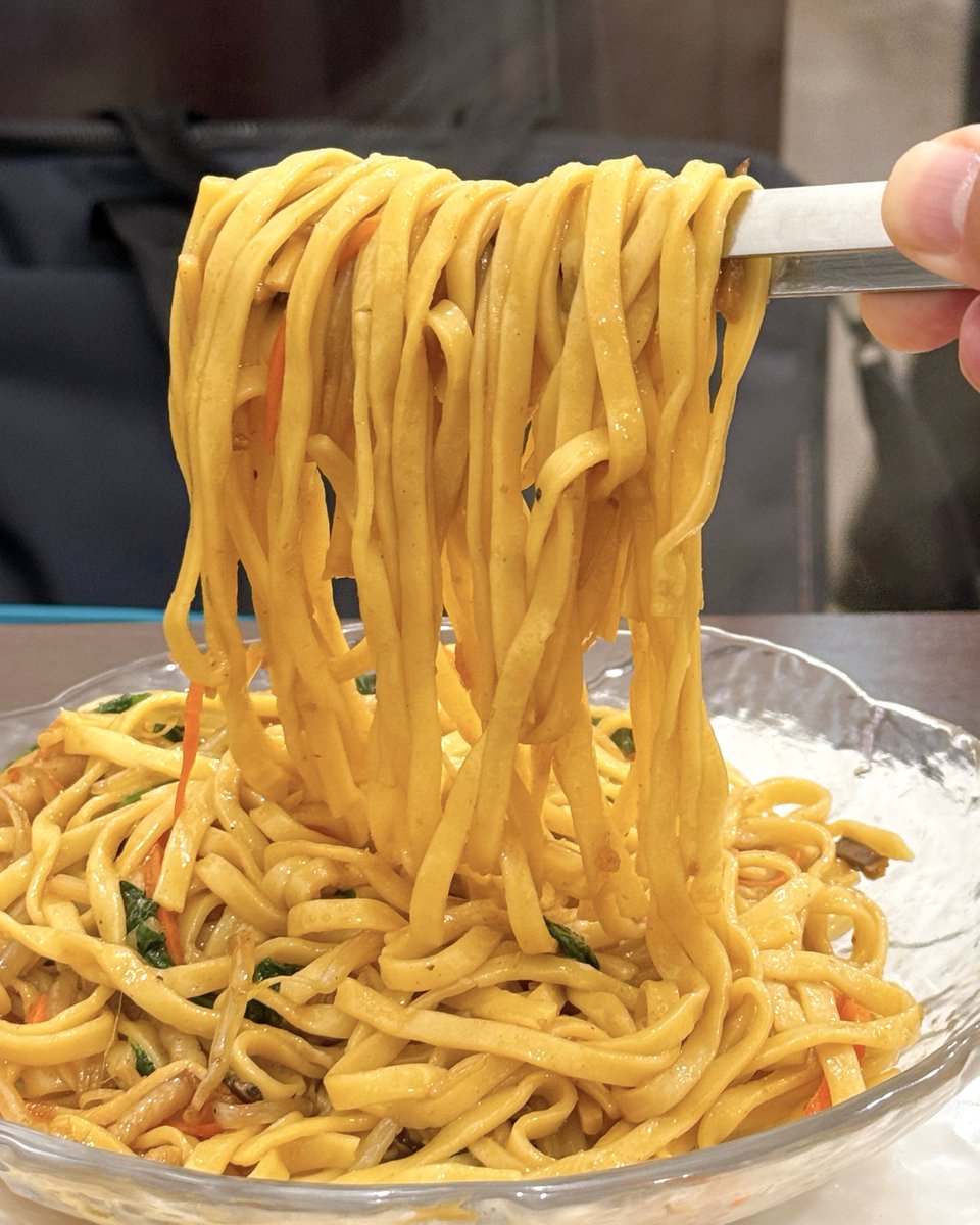 横浜中華街で6/2日まで開催中の「黄金麺」を、新たに3軒ハシゴしてきた！ ①澤園（ブイヤベースのような魚介の旨味たっぷりスープ） ②三和楼（香ばしい骨付きのパイコーのせ） ③許厨房（ソースをたっぷりまとわせて相性抜群） どのお店も、もちもちな黄金麺の輝きと弾力感は健在。急がば太れだよ…！