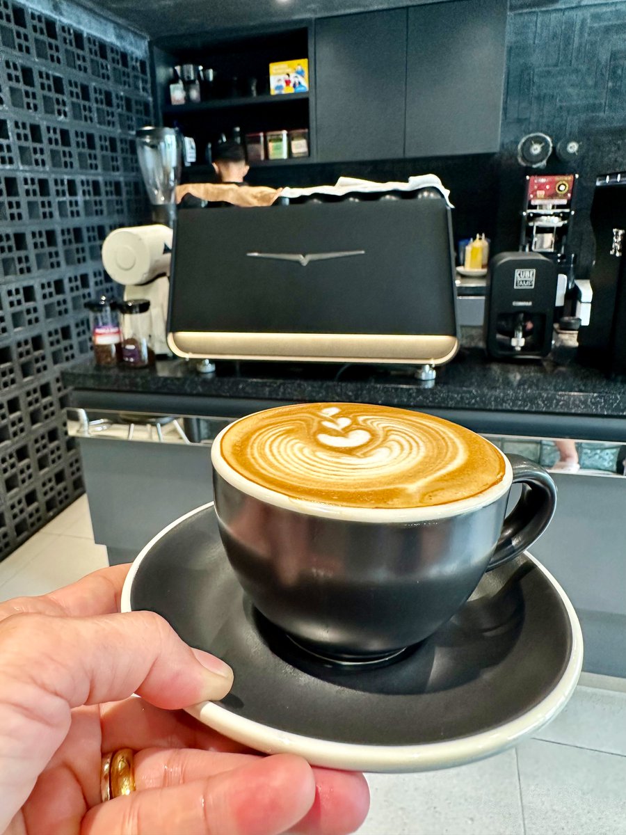 kanserean's tweet image. Kopinta aku mundur, karena ko lebih memilih dia 😌 
#VICTORIAARDUINO 
#afternooncoffee  #flatwhite #coffee