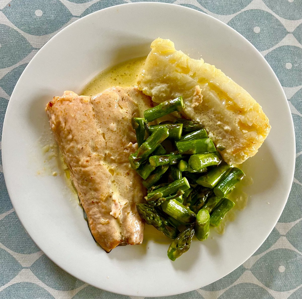 ‘Just eat nutrient dense food that doesn’t put your blood sugar up’ is my mantra for people struggling with T2D Here is a portion of salmon and one of cod fried in butter and garlic finished with cream served with asparagus DELICIOUS NUTRITIOUS! 😋