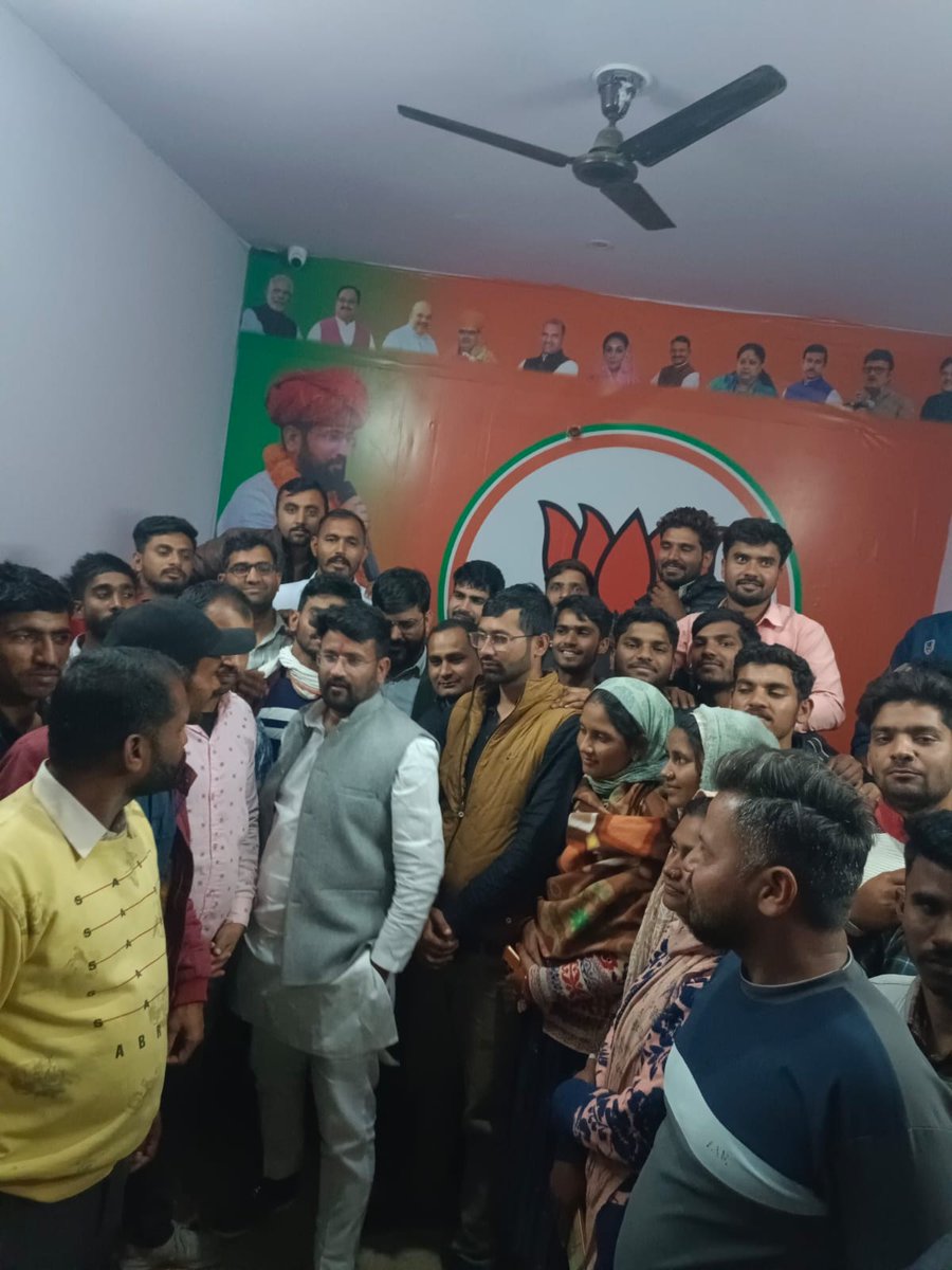 JitendraBerad's tweet photo. बड़े भाई बेरोजगारों के हितेषी @TheUpenYadav
भाई साहब एक पुण्य कार्य अध्यापक भर्ती लेवल 1 के लिए भी कर दो अब तो इंतजार भी मानसिक तनाव में बदला जा रहा है हमारा आपसे निवेदन है भाई साहब कोर्ट से हमे इसी माह राहत दिलाए वरना जून में कोर्ट की छुट्टियां है हम और इंतजार नही कर सकते. https://t.co/9jQVVaz7ll