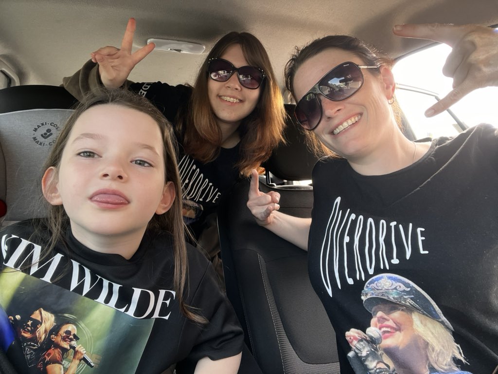 It’s @kimwilde @Wildericky day😭😭😭 @michelle_ihg @SabineLebherz & Elli we are so so so excited♥️ Some things never change🙃😛🥴 still 3hours to gooooooo 🤘