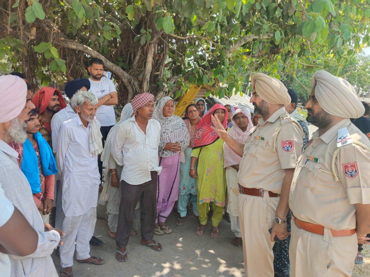 🚦Traffic Education Cell of Sangrur Police organized a seminar at Grain market #Sangrur, where public were made aware about traffic rules, road safety, #DrugAbuse, #Helpline 112 & anti-drug helpline number 8054112112

#FollowTrafficRules #TrafficAwareness