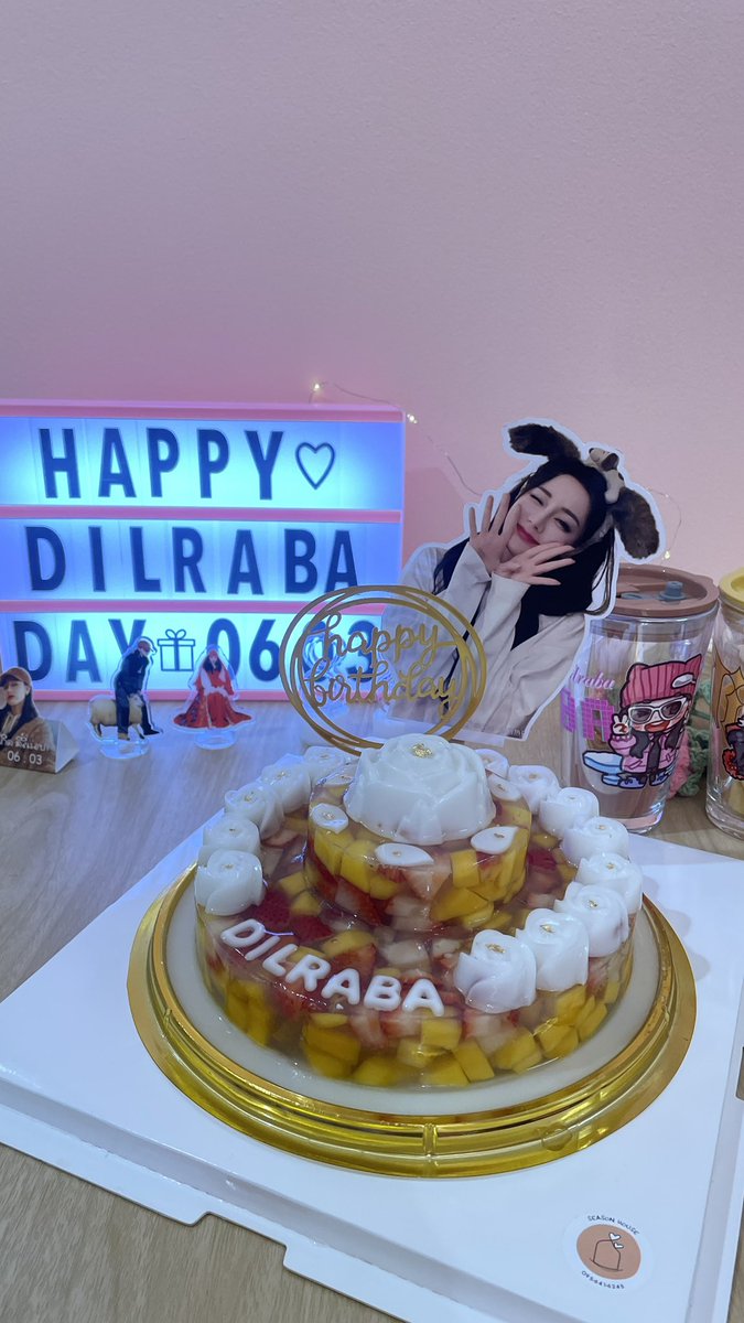 Dilraba_ThAlice's tweet photo. คนก็สวยเค้กก็น่ารัก อิ่มอร่อยทุกอันเลย ใครที่มาเป่าเค้กไม่ทัน ยังสามารถมาทานเค้กได้นะคะ ของแจกเราก็ยังมีเหลือน้าา~

#HappyDilrabaDay2024
#ตี๋ลี่เร่อปา #Dilraba #迪丽热巴 https://t.co/J3iboik5ME