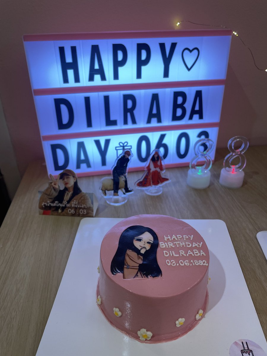 Dilraba_ThAlice's tweet photo. คนก็สวยเค้กก็น่ารัก อิ่มอร่อยทุกอันเลย ใครที่มาเป่าเค้กไม่ทัน ยังสามารถมาทานเค้กได้นะคะ ของแจกเราก็ยังมีเหลือน้าา~

#HappyDilrabaDay2024
#ตี๋ลี่เร่อปา #Dilraba #迪丽热巴 https://t.co/J3iboik5ME