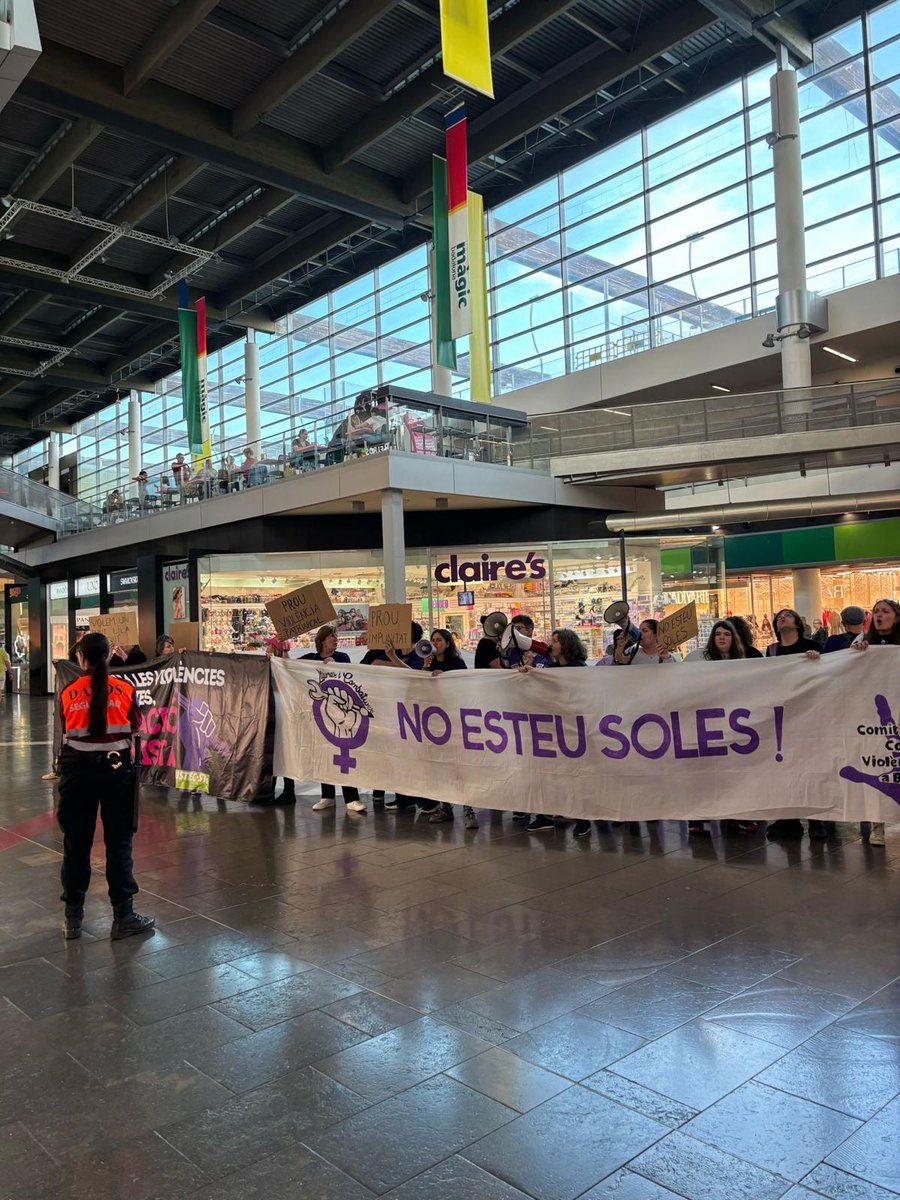 IndependentBDN's tweet photo. Bon dia: Acció pacífica i directa al centre Màgic de Badalona per reclamar un ‘punt lila’ i més atenció a les víctimes d’agressions masclistes https://t.co/G6LvIdoFPS https://t.co/wQPsSKpPe6