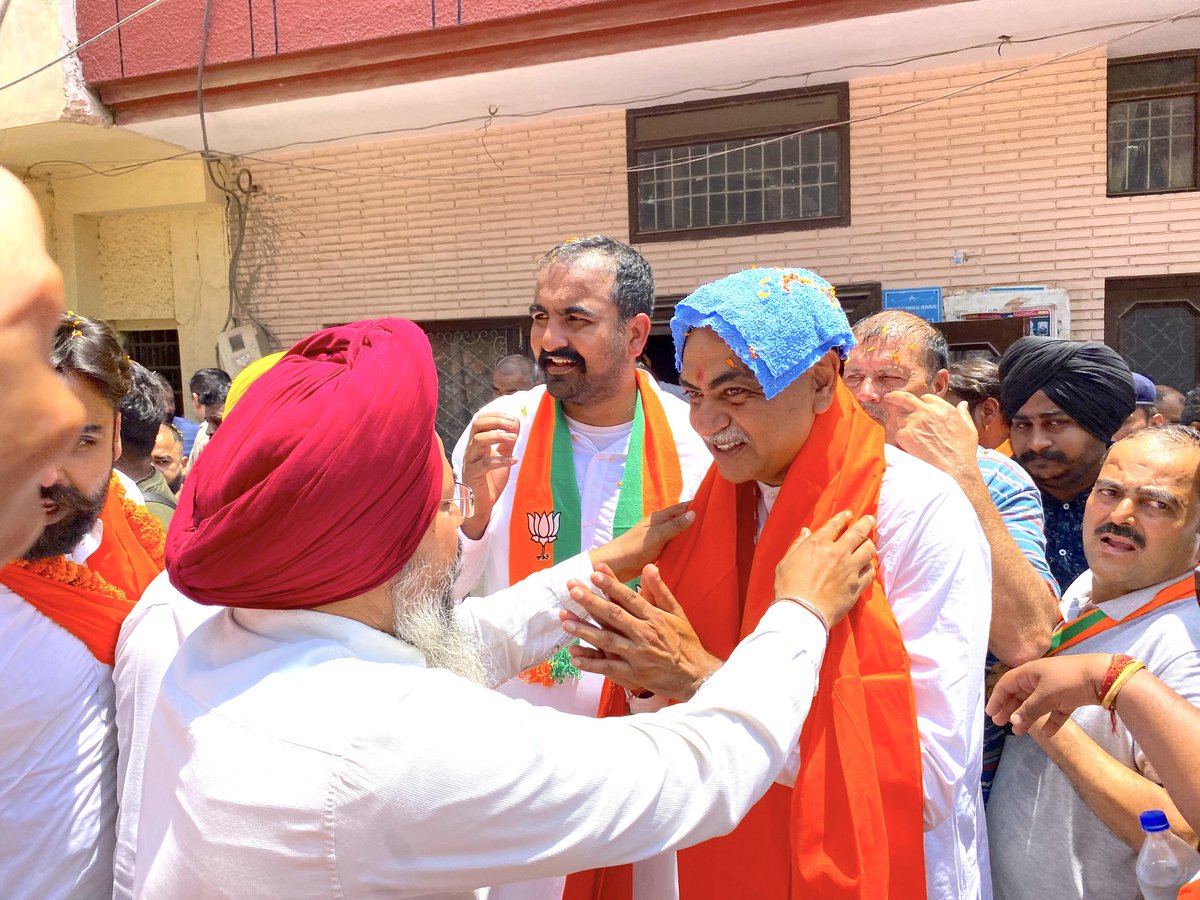 SanjayTandonBJP's tweet photo. विकास का डबल इंजन "मोदी और टंडन" चलाएंगे विकसित भारत की रेल। आदर्श ग्राम का आदर्श बनेगा चंडीगढ़ का हर ग्राम क्षेत्र।

चंडीगढ़ सेक्टर 45 बुड़ैल में आयोजित पदयात्रा में स्थानीय नागरिकों के साथ मिलकर सभी को एक जून के दिन बड़ी संख्या में लोकतंत्र के पर्व में अपनी भूमिका दर्ज करवाने के लिए प्रोत्साहित किया। 

During the march held in Burail, Sector 45, Chandigarh, I joined with local citizens to encourage everyone to participate in large numbers in the festival of democracy on June 1st.

#LokSabhaElections2024    
#HumaraSanjayTandon #ModiKaParivar #AbkiBaar400Paar #PhirEkBaarModiSarkar #BJP #India #chandigarhloksabha #Chandigarh