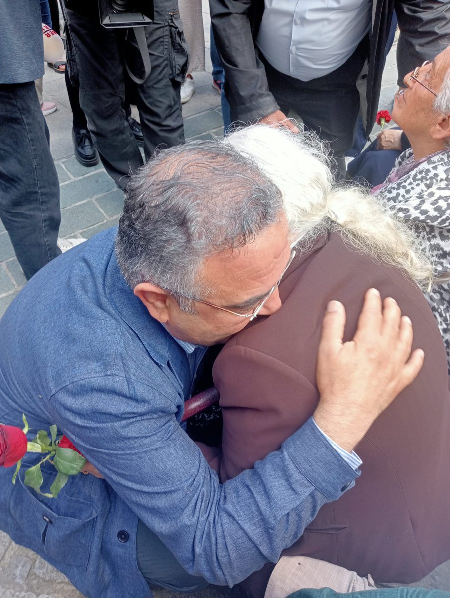 • Cumartesi Annelerinin buluşmaları, dünyanın en uzun ve barışçıl sivil itaatsizlik eylemi; ancak buna rağmen 1995 yılından beri yakınlarının akıbetini sormak için en temel insan haklarını kullanmak isterken baskıyla, şiddetle karşı karşıya kalıyorlar. • Adalet arayışında