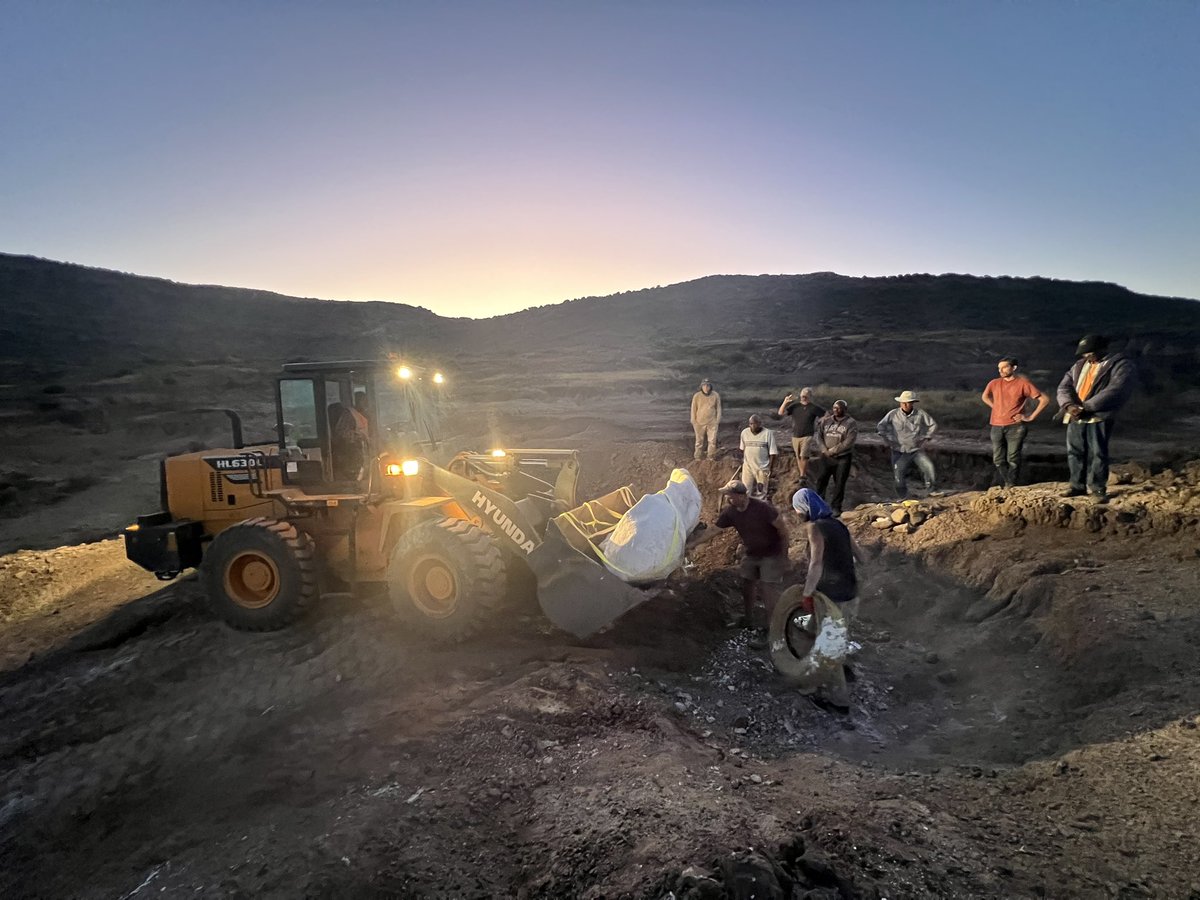 It’s hard to believe how fast 12 days in Elliot has flown by. Moved some serious rock, extracted tons of fossils, and made many memories working with such a great team ⚖️🦕⛏️