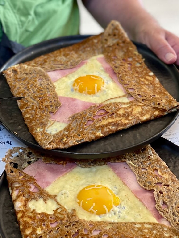 🇫🇷 𝐅𝐫𝐞𝐧𝐜𝐡 𝐁𝐫𝐞𝐭𝐨𝐧 𝐆𝐚𝐥𝐞𝐭𝐭𝐞 𝐂𝐫𝐞𝐩𝐞𝐬 🇫🇷 Ever heard of these savory buckwheat pancakes stuffed with ham, eggs and #cheese? A #French #lunch classic. Here's how to make them at home! 🇫🇷 𝐑𝐞𝐜𝐢𝐩𝐞 >> junedarville.com/french-breton-…