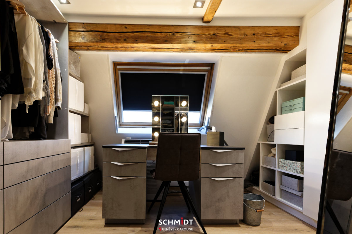 Cette coiffeuse est la pièce maitresse de ce dressing avec son miroir lumineux, sa couleur effet béton et ses poignées triangulaires originales #amenagementdressing #coiffeuse #dressingsurmesure #amenagementinterieur #schmidtgeneve #schmidtgenevecarouge #dressingsouspente