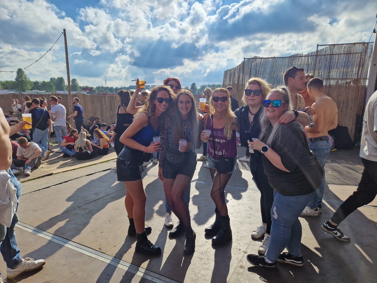 triche010's tweet photo. Gelukkig toch lekker zonnig 😎 #Soenda Meiden, het was gezellig 🤞+ Mandy &amp; Joyce https://t.co/sPeNRz6ywr