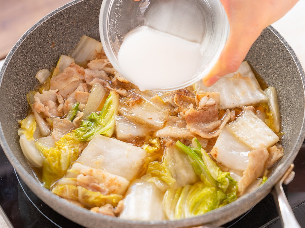 豚肉のうま味とかつお節の風味がしっかりでうまい！
食材2つでボリューム満点！

【白菜と豚肉のかつお節あんかけ】

フライパンに油、豚肉入れ炒め、白菜加えさっと炒める。水、しょうが、かつお節加え煮る。調味料加えさらに煮こみ、塩。水溶き片栗粉でとろみ。器に盛り、かつお節。

詳しいレシピ👇