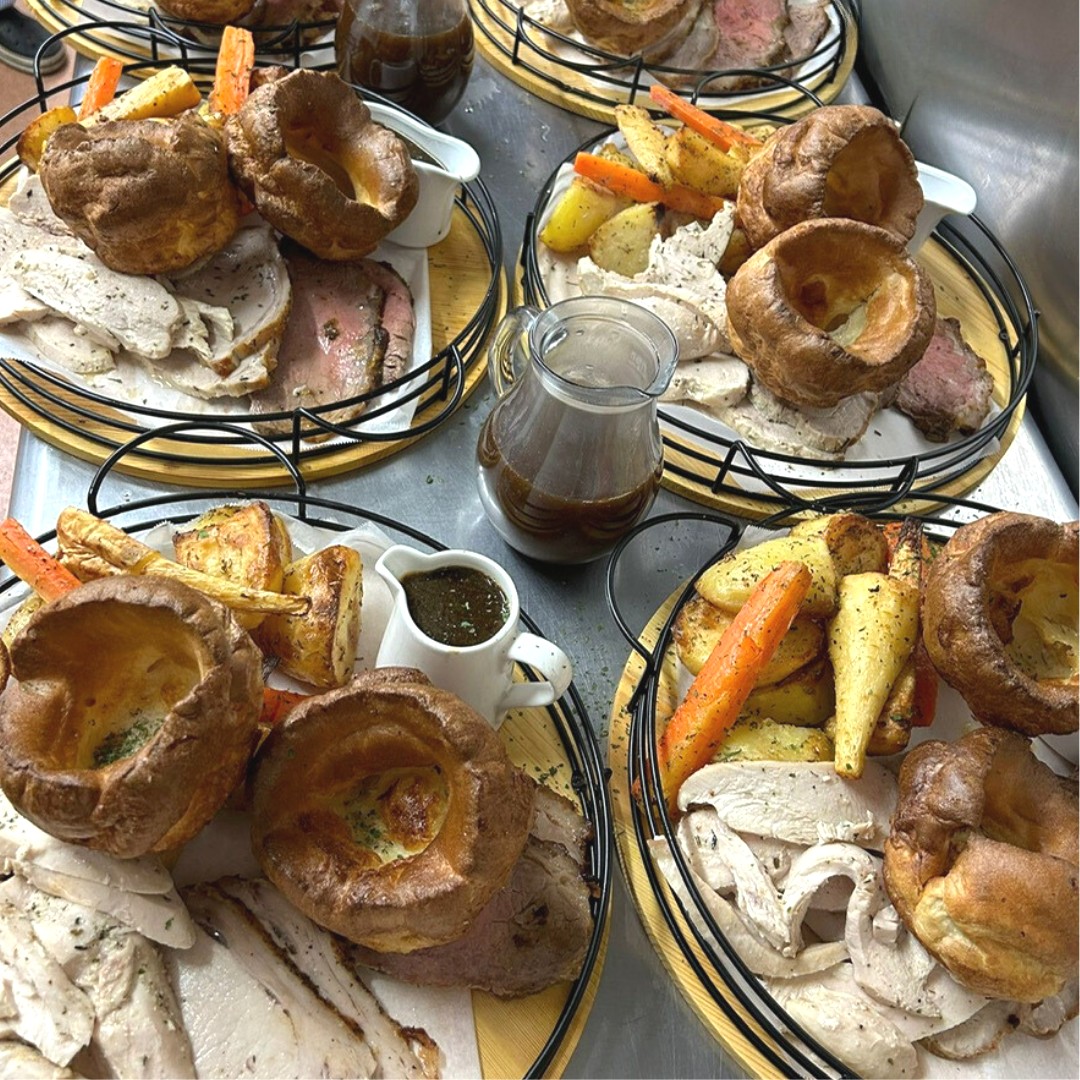 Oof, another delicious Sunday roast! The perfect way to spend some time, catch up, and dine with your family in West Bergholt 🍗🥕

#QueensHead #RoastDinner #SundayRoast #ComfortFood