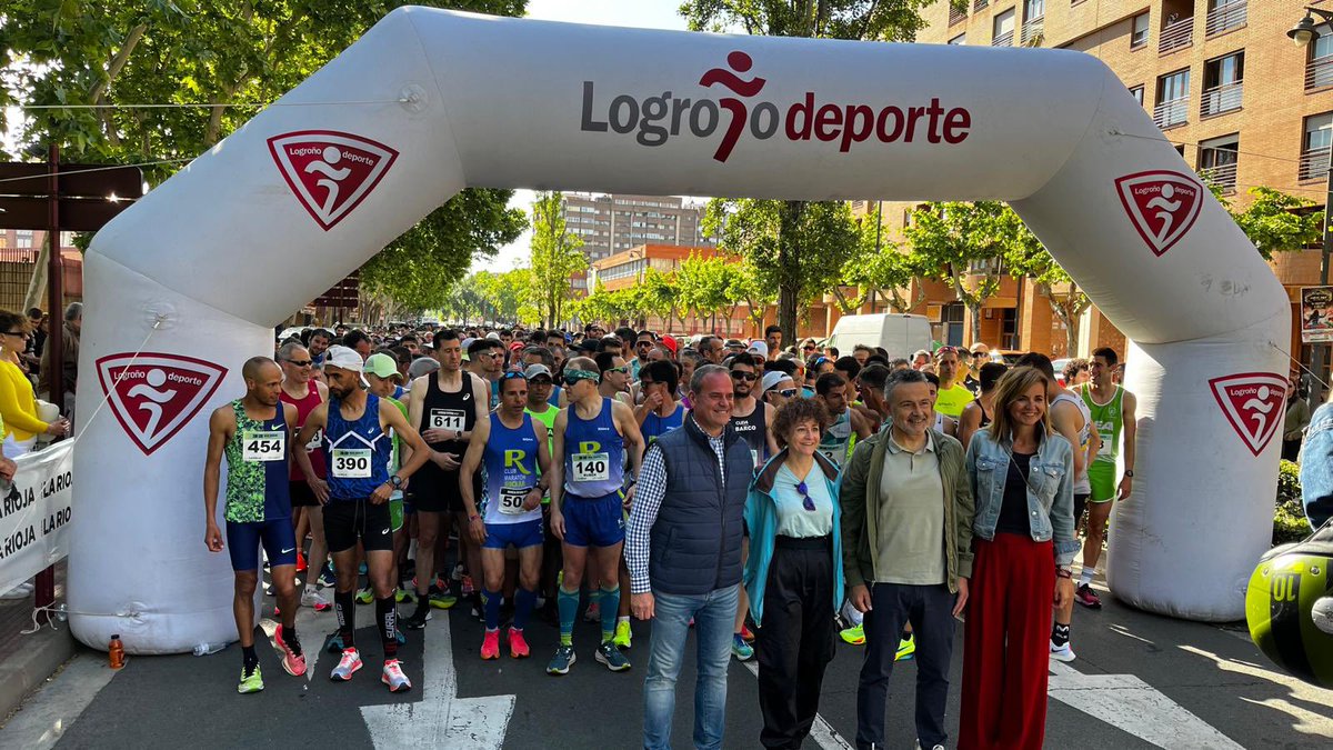 Tiempo soleado para recibir la 32 edición de la Media Maratón de La Rioja. A las 12,30, entrega de premios en El Espolón con el presidente de Logroño Deporte, Miguel Sainz. El alcalde de Logroño, Conrado Escobar, ha estado en la salida.