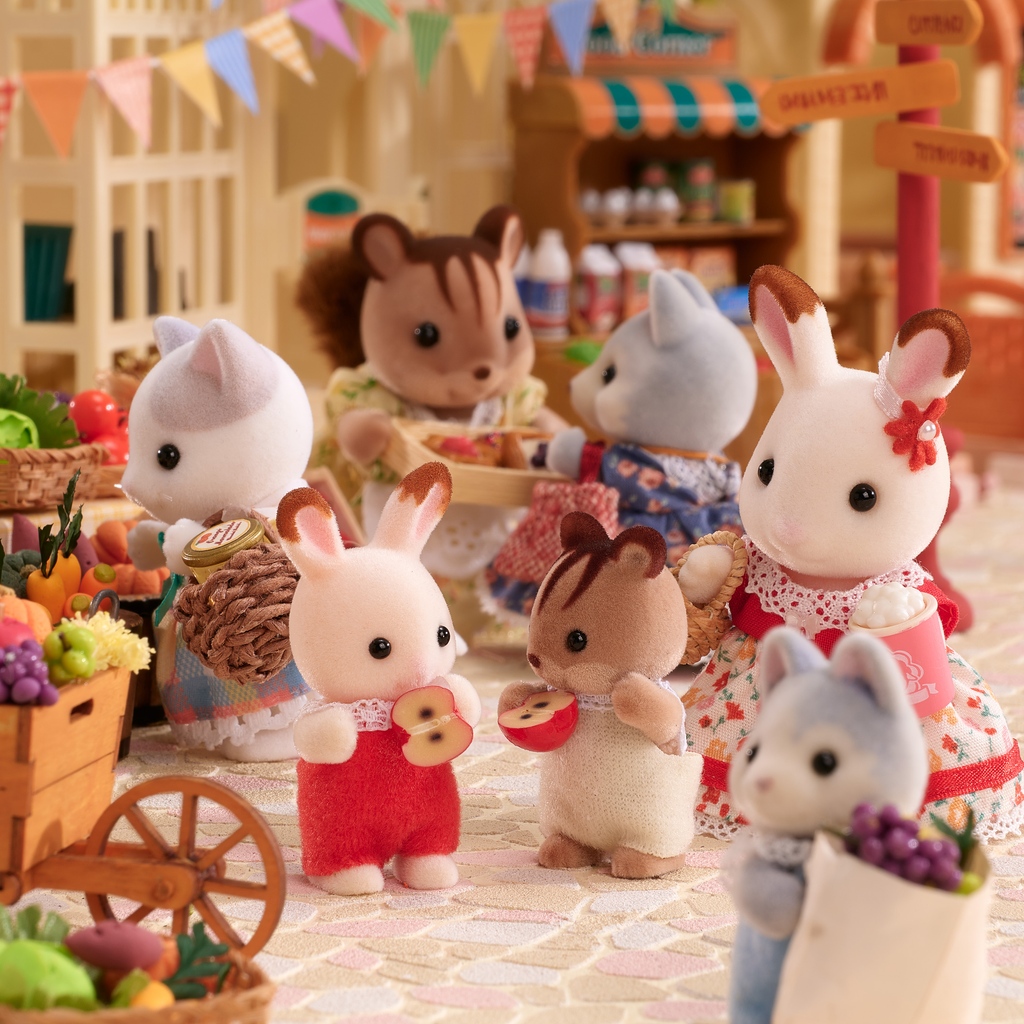 There’s a fun market happening in the village! 🛍️ Crème and Ambrose are sharing a juicy-looking apple. 🍎 What treats do you think the villagers will be enjoying today? 🍇 #market #fun #friends #family #happy #stalls #shopping #sylvanianfamilies #sylvanianfamily #sylvanian