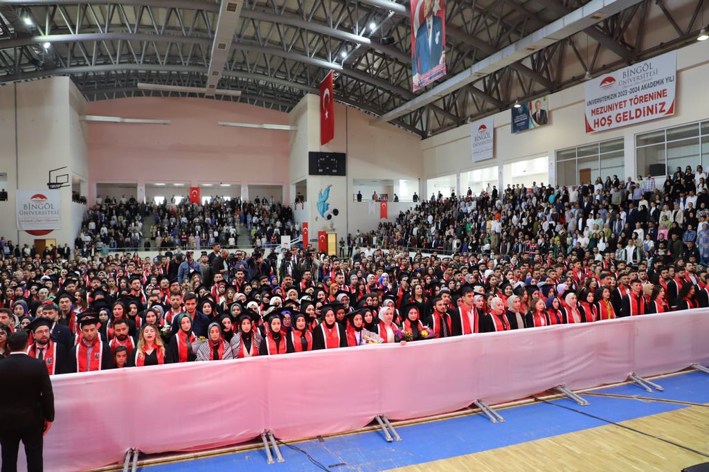 Cumhurbaşkanı Yardımcımız Sayın Dr. Cevdet YILMAZ beyefendinin teşrifleriyle gerçekleştirilen Bingöl Üniversitesi 2023-2024 Akademik Yılı Mezuniyet Töreni Programına katıldık. Mezun olan öğrencilerimize hayat boyu başarılar diliyorum. @_cevdetyilmaz @FeyziBerdibek1